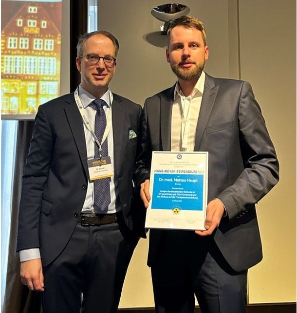 Dr. Matteo Haupt mit seiner Urkunde zum Hans-Meyer-Stipendium 2025