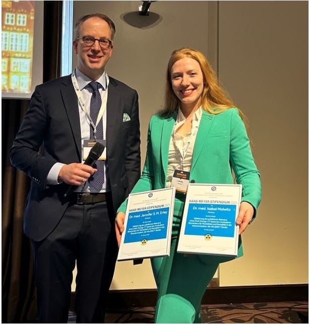 Dr. Isabel Molwitz mit ihrer Urkunde zum Hans-Meyer-Stipendium 2025